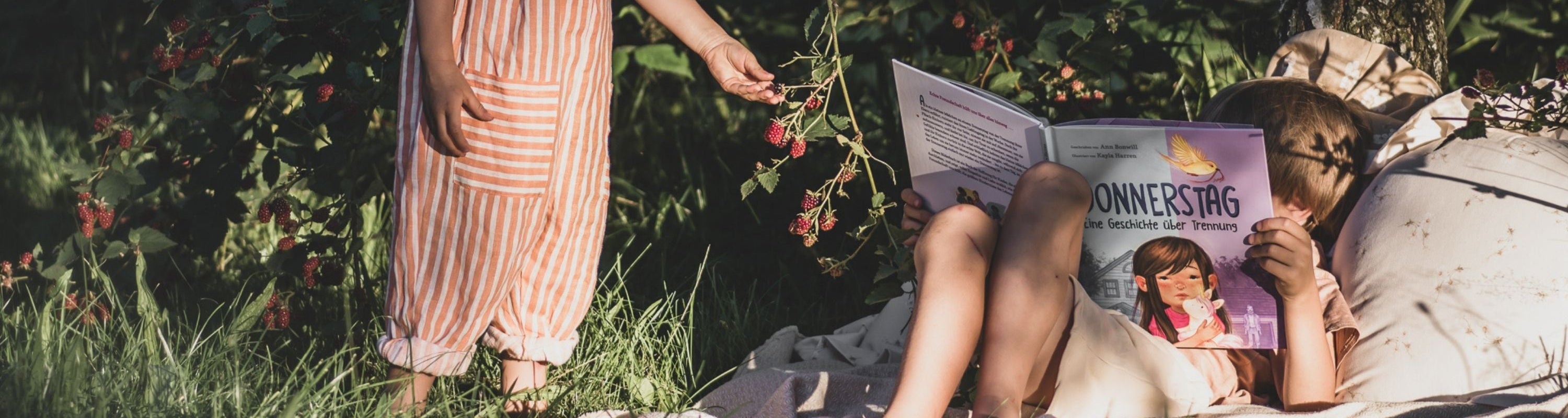 Zwei Kinder lesen "Donnerstag" in der Natur