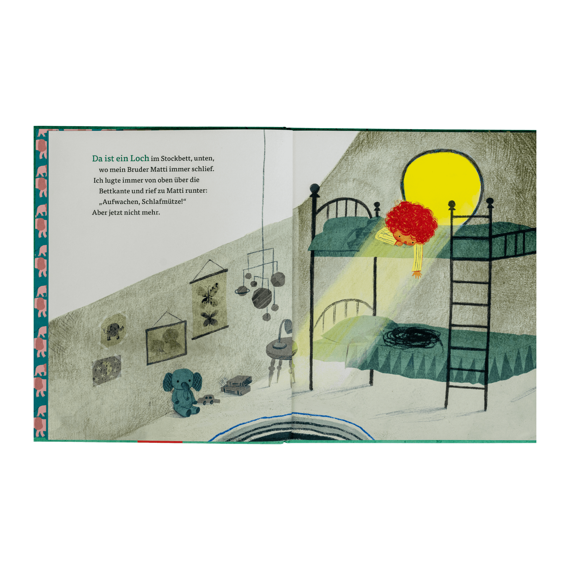 Eine Doppelseite aus dem Kinderbuch „Das Loch“ von Lindsay Bonilla: In einem dunklen Schlafzimmer mit Etagenbett liegt ein Kind mit roten Locken oben unter einer Decke. Unten ist das Bett leer. Ein großer, gelber Mond leuchtet durchs Fenster. Im Raum stehen Spielzeug, ein Elefant aus Stoff, ein Mobile und gerahmte Bilder. Der Text links beschreibt Verlust und stille Erinnerung an den Bruder.