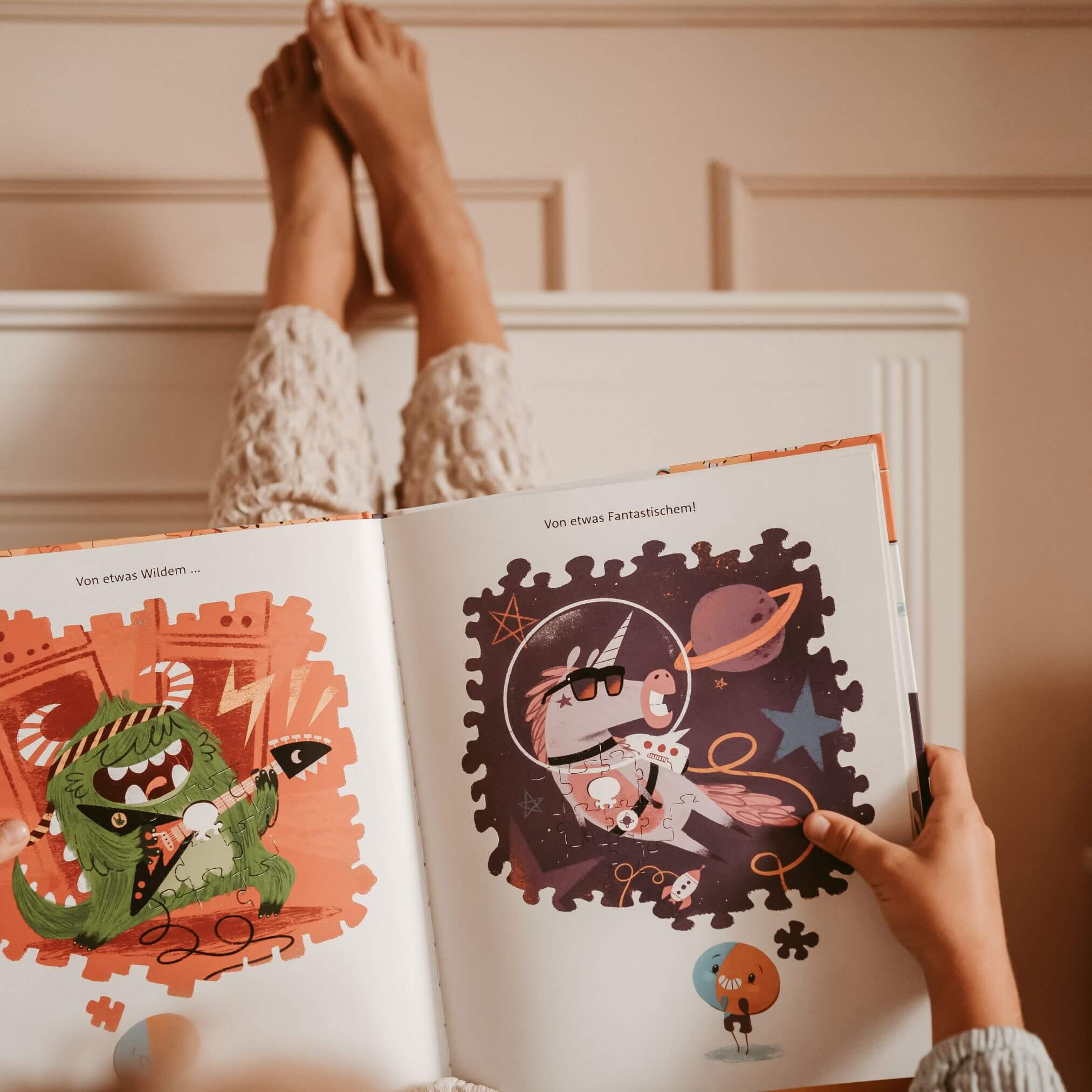 Ein Kind mit hochgelegten Beinen auf einem weißen Heizkörper liest