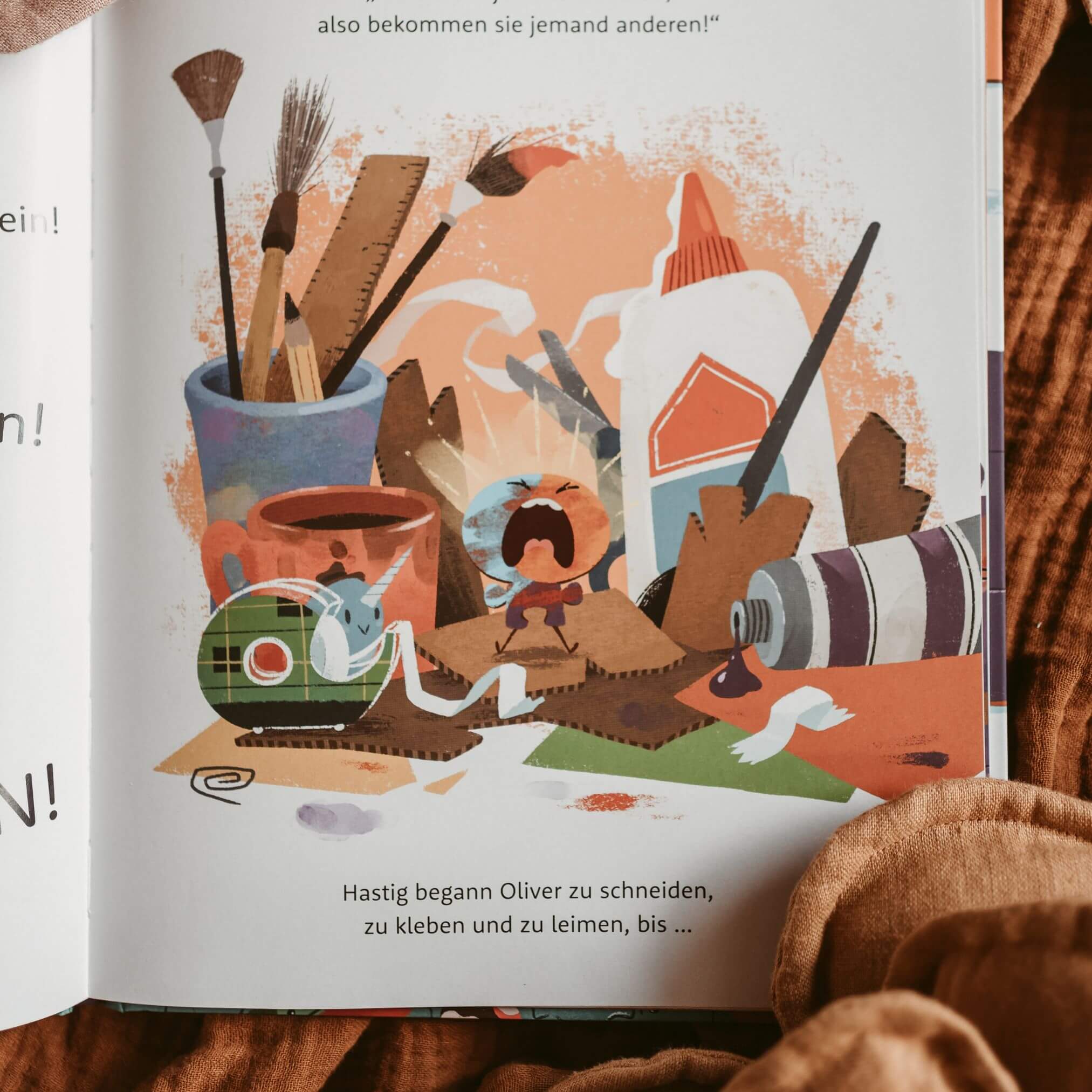 Eine Doppelseite aus dem Kinderbuch „Einzigartig“ von Cale Atkinson zeigt die Figur Oliver, wie sie umgeben von Bastelmaterial wie Kleber, Schere, Pinsel, Papier und Farbe eifrig an einem Projekt arbeitet – ein Bild voller Kreativität, Frust und Entschlossenheit.