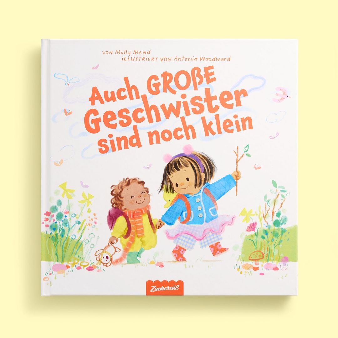 Das Cover von "Auch große Geschwister sind noch klein" aus dem Zuckersüß Verlag zeigt ein lächelndes Mädchen in einem blau-gestreiften Kleid und einen Jungen in gelber Latzhose, die draußen spazieren gehen, vor einem hellgelben Hintergrund, der eine positive Stimmung vermittelt.