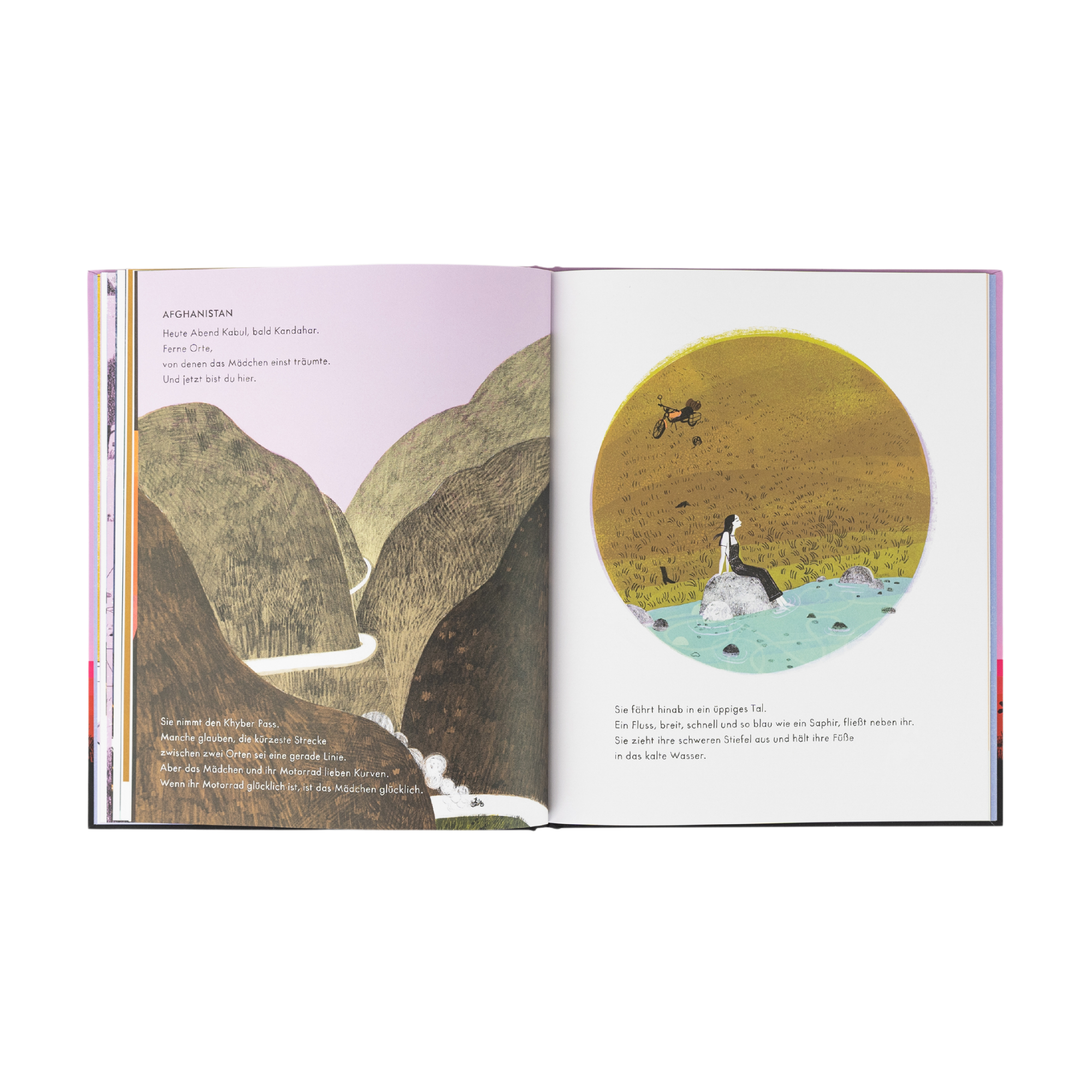 Ein aufgeschlagenes Exemplar von "Das Mädchen auf dem Motorrad" von Amy Novesky zeigt auf der linken Seite eine illustrierte Landschaft mit Hügeln und einem Fluss und auf der rechten Seite einen Pinguin am Wasser mit einem Motorrad im Hintergrund. Der Text ist sichtbar.