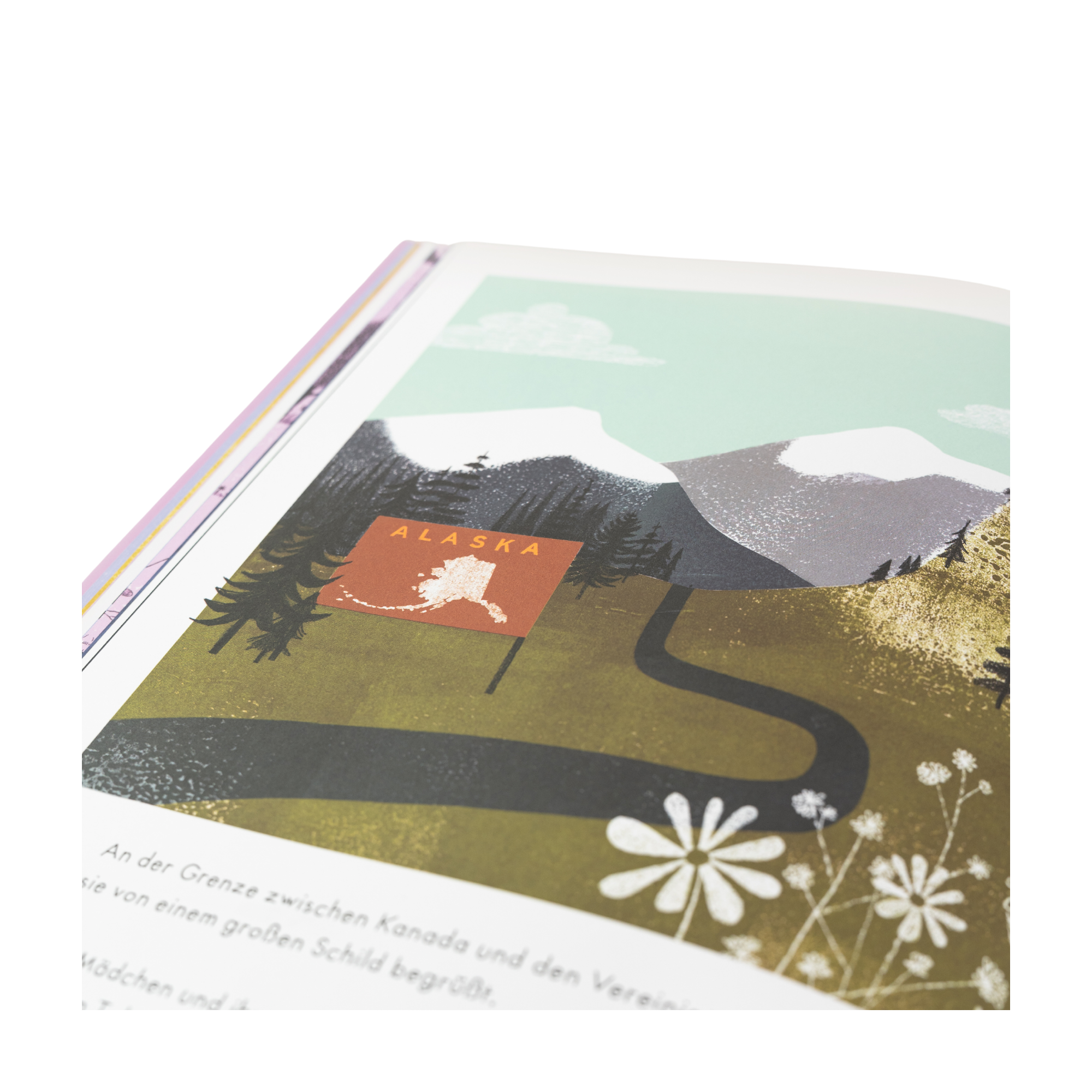 Eine illustrierte Seite aus "Das Mädchen auf dem Motorrad" von Amy Novesky zeigt eine kurvenreiche Straße in die Berge, mit einem roten Alaska-Schild und Wildblumen, Bäumen und Wolken - biografisch inspiriert von Anne-France Dautheville.