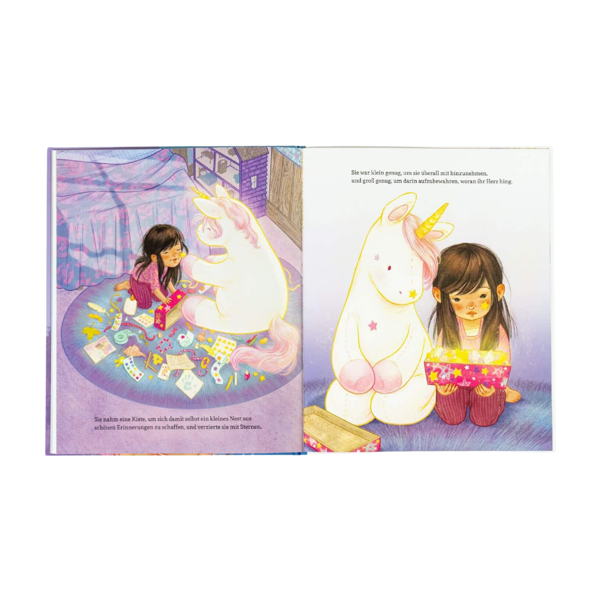 Eine aufgeschlagene Doppelseite aus "Donnerstag" von Ann Bonwill. Ein Kind sitzt neben einem großen Plüsch-Einhorn auf dem Boden im Kinderzimmer und schaut Erinnerungen aus einer Kiste an.