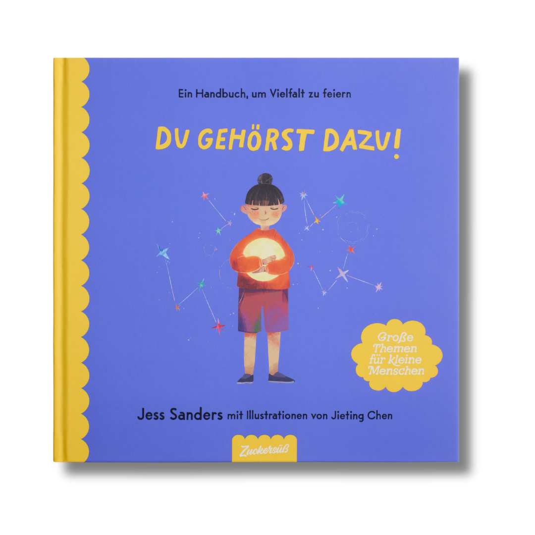 „Du gehörst dazu!“ vom Zuckersüß Verlag ist ein herzliches deutsches Kinderbuch, dessen blauer Einband ein illustriertes Kind zeigt, das eine leuchtende Kugel in den Händen hält und von Sternen und Sternbildern umgeben ist. Geschrieben von Jess Sanders und illustriert von Jieting Chen, behandelt dieses Diversitäts-Bilderbuch auf einfühlsame Weise Themen wie Zugehörigkeit und Akzeptanz für alle.