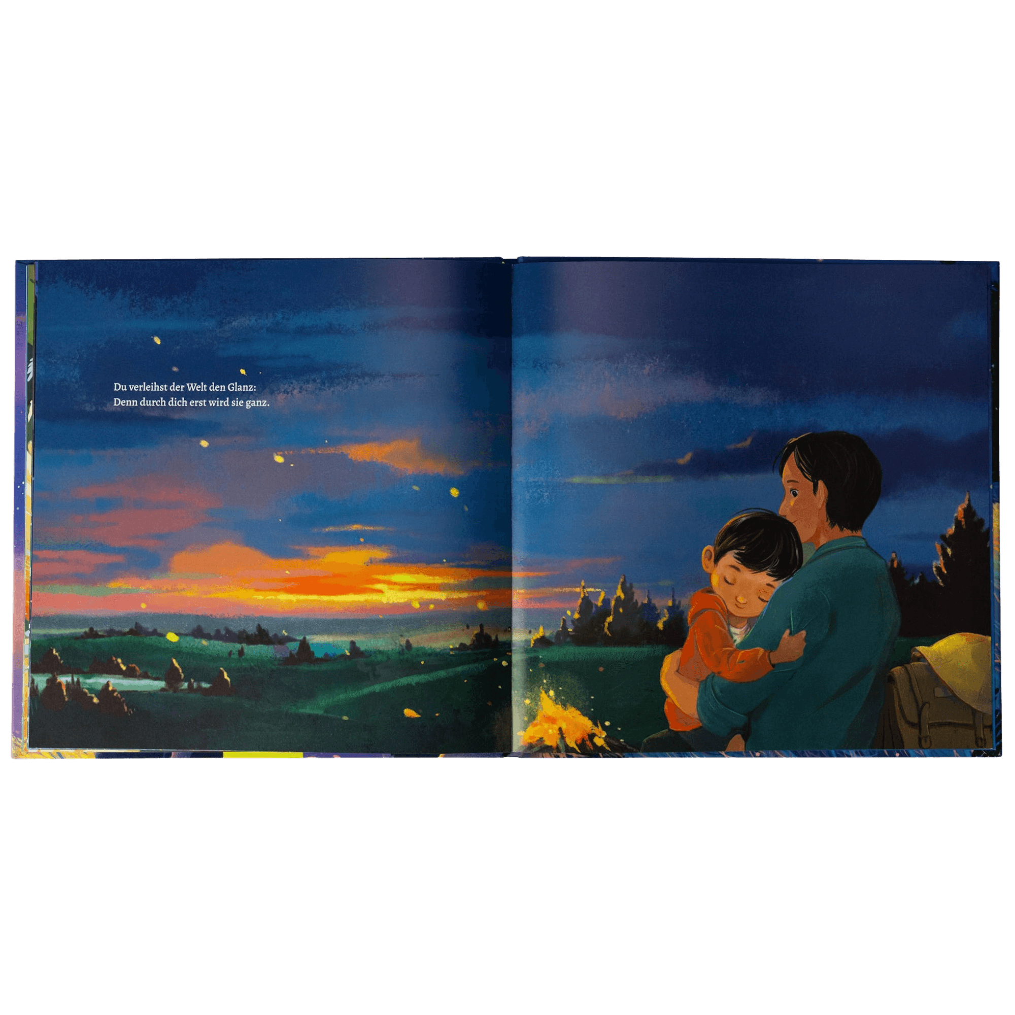 Ein Elternteil und ein Kind sitzen in der Abenddämmerung an einem Lagerfeuer, Berge und Bäume zeichnen sich unter einem leuchtenden Sonnenuntergang ab. Die Szene strahlt Zuversicht aus. Auf der linken Seite steht ein deutscher Text aus dem poetischen Bilderbuch "Du machst die Welt besser" (Zuckersüß Verlag).