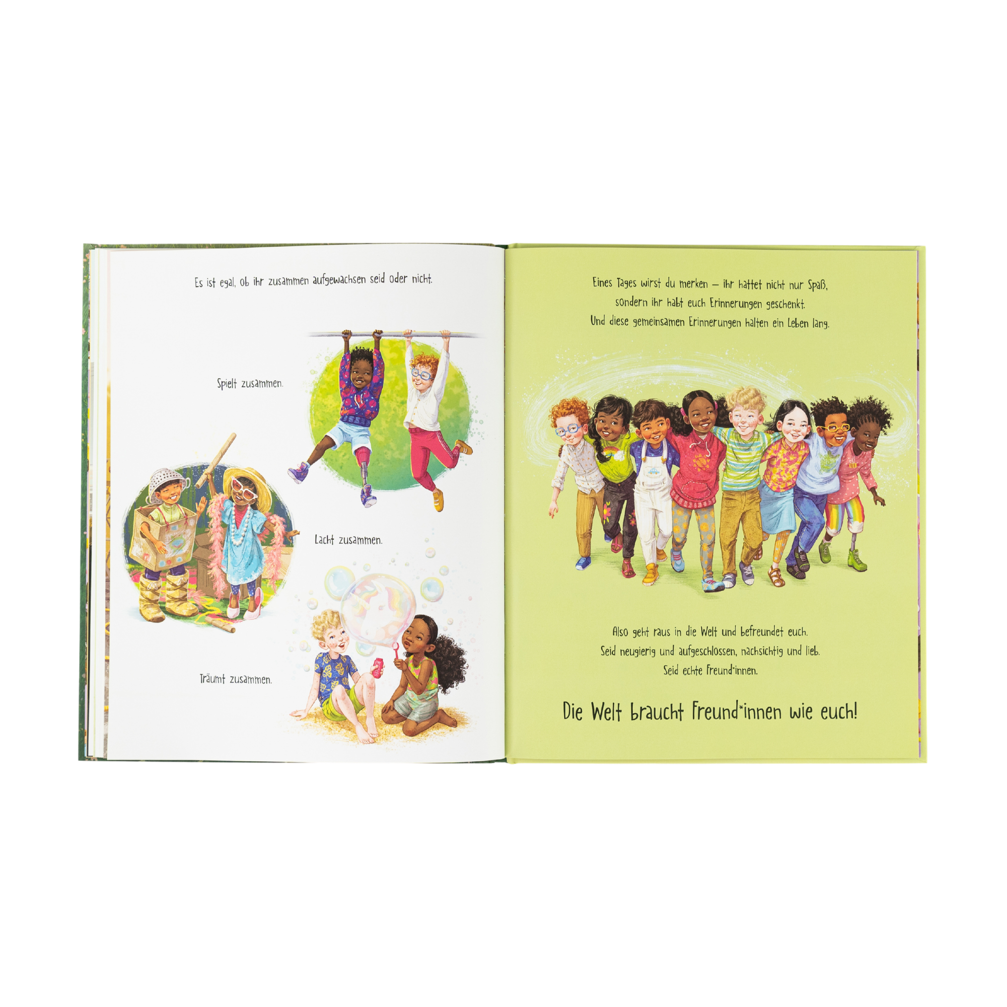 Eine aufgeschlagene Doppelseite aus dem Buch "Ein*e Freund*in wie du" von Frank Murphy & Charnaie Gordon zeigt Kinder unterschiedlicher Herkunft, die gemeinsam spielen, lachen, träumen und einander umarmen. Auf der linken Seite sieht man Kinder beim Klettern, Verkleiden und Seifenblasenpusten. Rechts steht eine fröhliche Gruppe eng beieinander. Der Text betont den Wert von Freundschaft und gemeinsamen Erinnerungen.