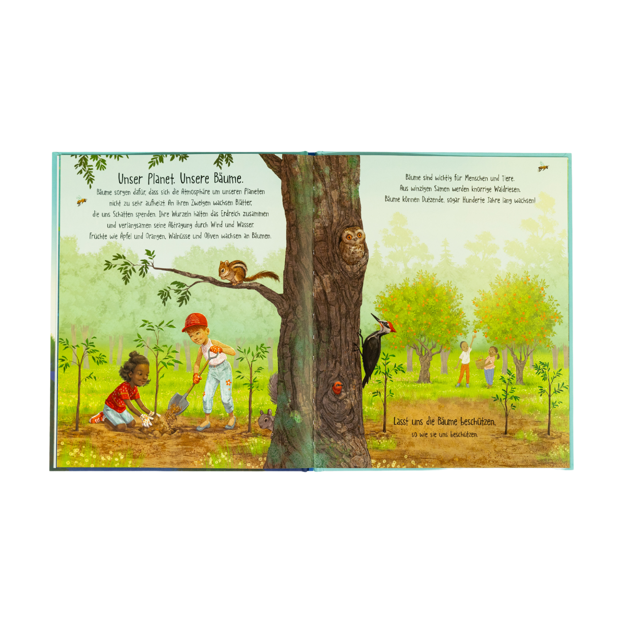 In "Ein Planet wie unserer" von Frank Murphy & Charnaie Gordon zeigt auf einer illustrierte Doppelseite Kinder beim Pflanzen und Gießen von Bäumen in einem Obstgarten mit Tieren wie einer Eule und einem Specht. Der deutsche Text betont Umweltschutz und Nachhaltigkeit.
