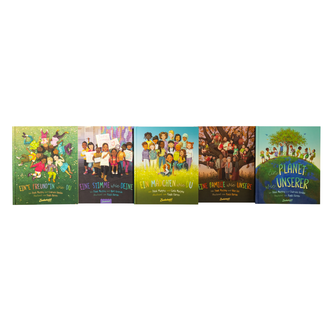 Fünf farbenfrohe "Eine Welt wie diese - Mädchen-Kollektion" Bücher aus dem Zuckersüß Verlag sind in einer Reihe ausgestellt, jedes mit deutschen Titeln und Illustrationen verschiedener Kinder und Familien, die sich mit Freundschaft, Stimmen, Familie und dem Planeten beschäftigen.