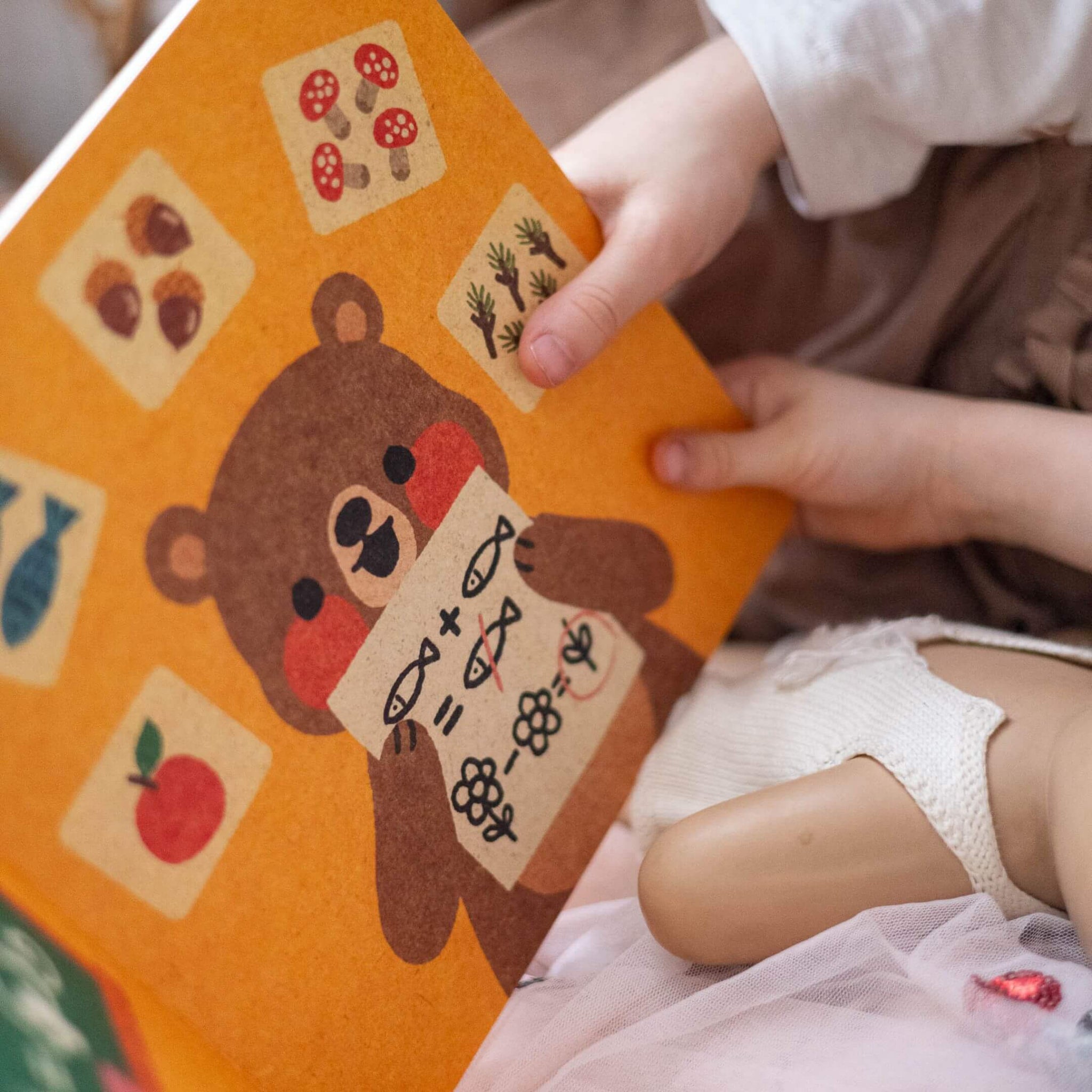 Ein Kind hält ein illustriertes