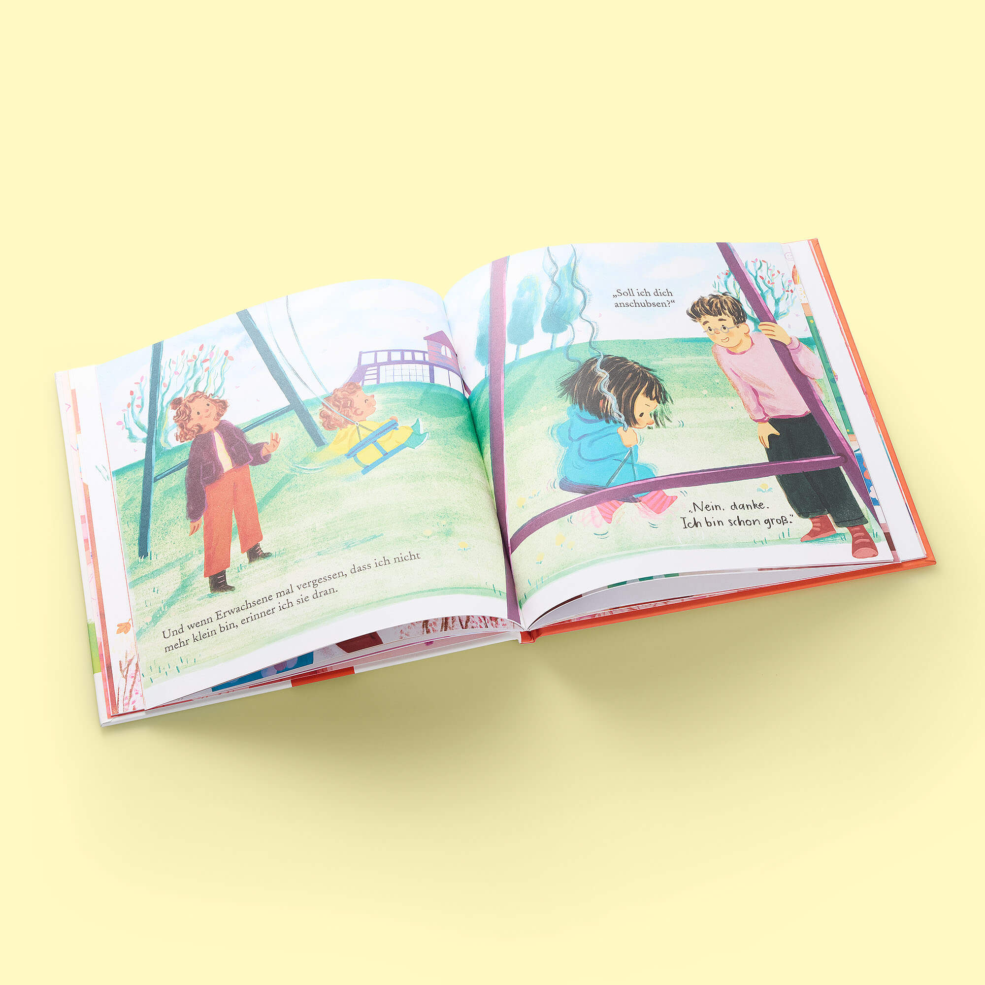 Das farbenfrohe Bilderbuch "Auch große Geschwister sind noch klein" vom Zuckersüß Verlag zeigt drei Kinder beim Spielen an Schaukeln und behandelt in deutschen Dialogen ihre Gefühle vor gelbem Hintergrund.