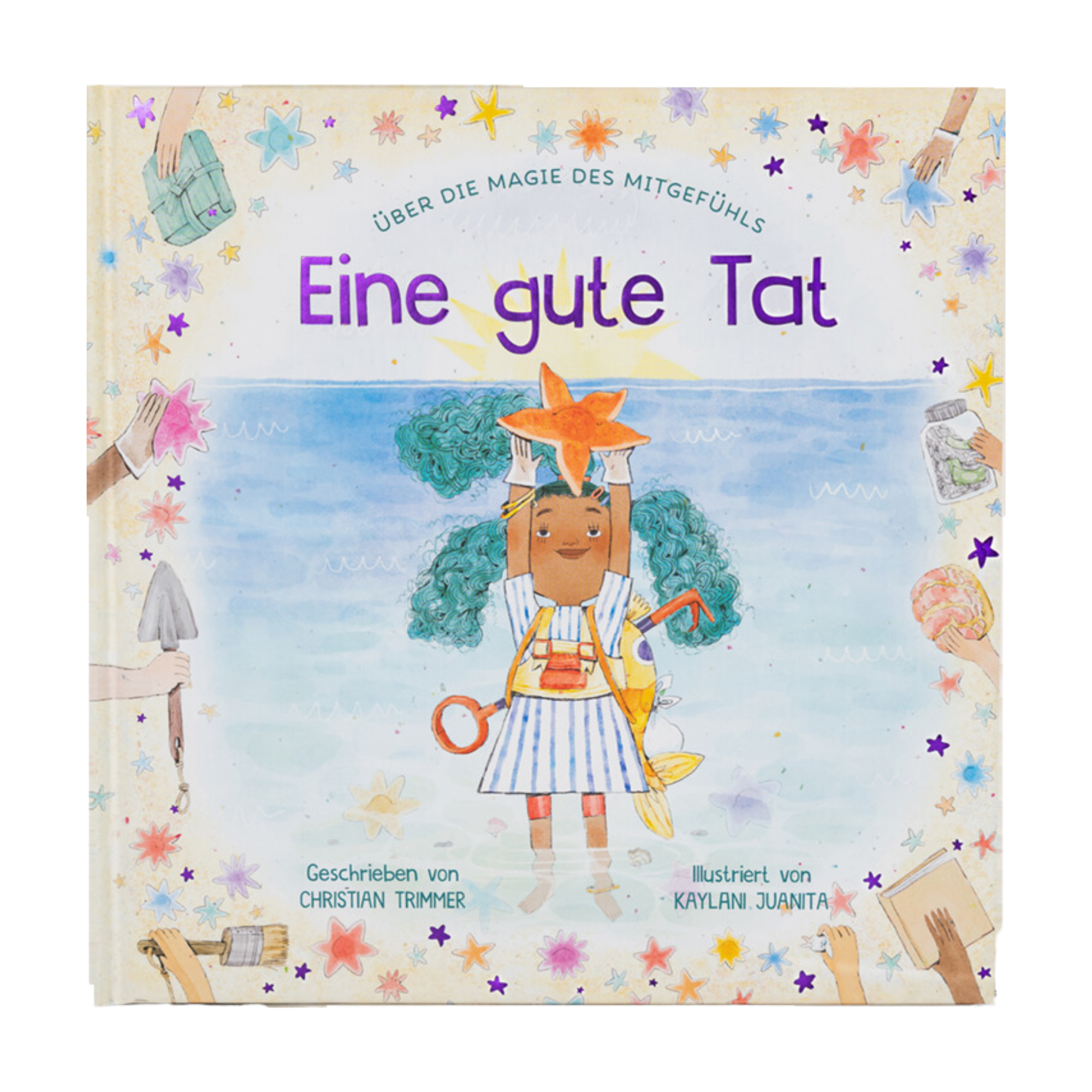 Das illustrierte Cover von "Eine gute Tat" von Christian Trimmer zeigt ein lächelndes Kind mit einem Seestern in der Hand, umgeben von Meerestieren und Pastellmalerei auf hellem Hintergrund mit bunten Sternen.