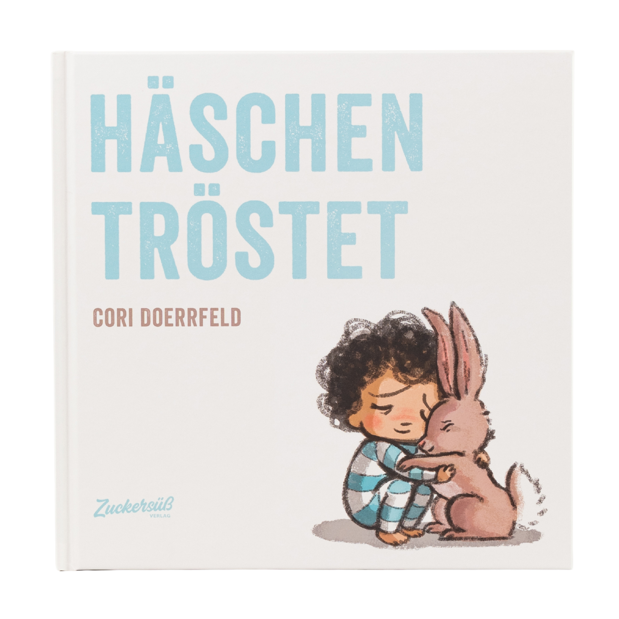 Das Cover von "Häschen tröstet" von Cori Doerrfeld zeigt ein Kind im gestreiften Pyjama, das einen braunen Hasen auf dem Boden umarmt, mit herzerwärmenden Illustrationen und dem Titel in großen blauen Buchstaben.