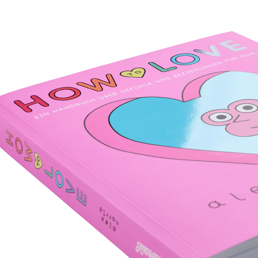 Ein rosa Buch mit dem Titel „How to love“ vom Zuckersüß Verlag, auf dessen Einband ein blaues Herz und ein Cartoon-Gesicht abgebildet sind. Der deutsche Untertitel befasst sich mit „Beziehungen und Liebe“, wobei der Name des Autors unten teilweise zu sehen ist.