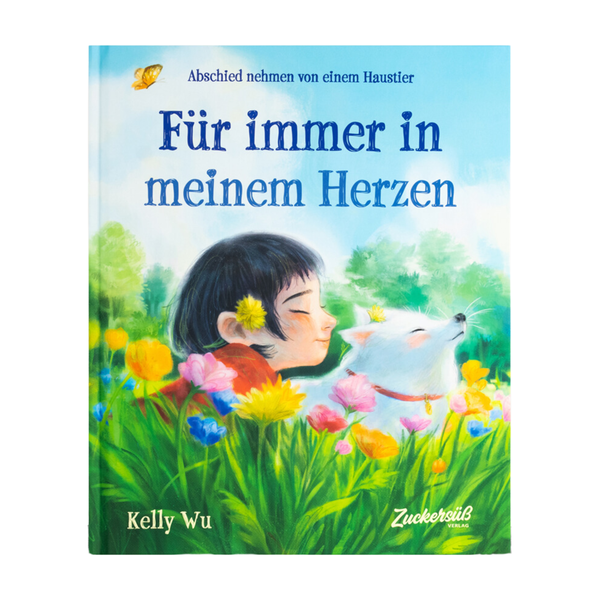 Das Buchcover von "Für immer in meinem Herzen" von Kelly Wu zeigt ein Kind mit geschlossenen Augen neben einem weißen Hund in einem bunten Blumenfeld unter einem blauen Himmel. In dem Buch geht es um Verlust und Trauer.