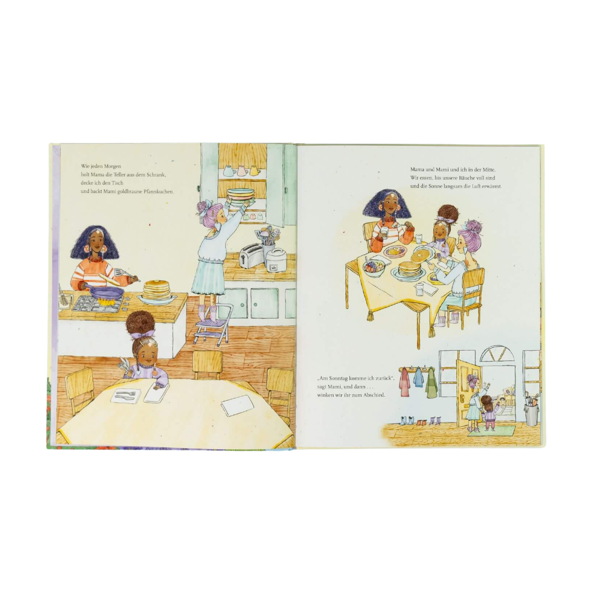 Doppelseite aus dem Kinderbuch Mama und Mami und ich: Die große Vermissung von Nina LaCour. Die Illustrationen zeigen eine Familie beim Frühstück: Mami backt Pfannkuchen, Mama deckt den Tisch und ein Kind sitzt erwartungsvoll am Tisch. Auf der rechten Seite essen alle gemeinsam, bevor Mami zum Abschied winkt. Der Text thematisiert familiäre Rituale und Abschied.