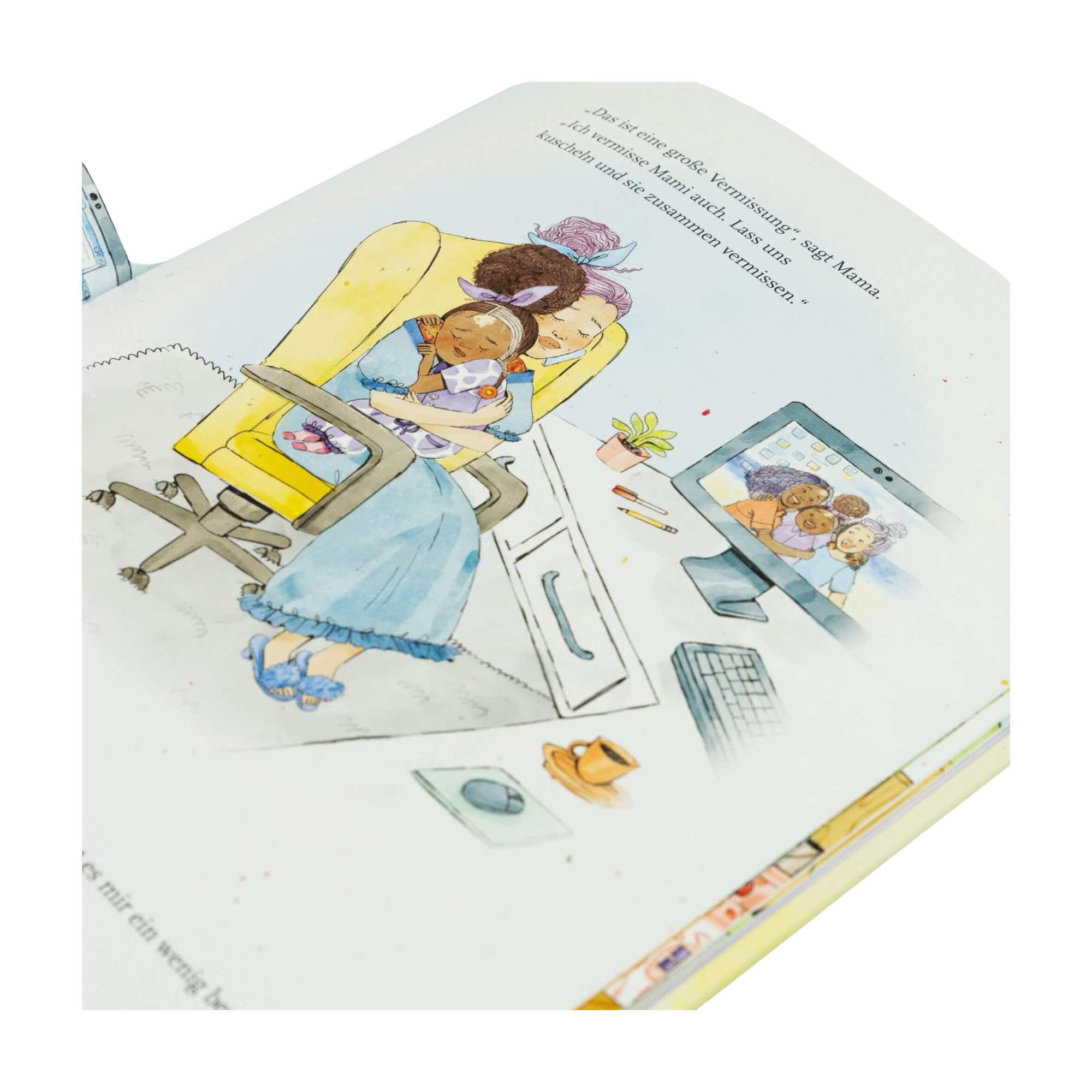 Eine illustrierte Seite aus "Mama und Mami und ich: Die große Vermissung" von Nina LaCour zeigt eine Frau, die ein Kind in einem Büro während der Trennungsphase umarmt, mit einem Videoanruf auf dem Bildschirm und Büroartikeln auf dem Schreibtisch.