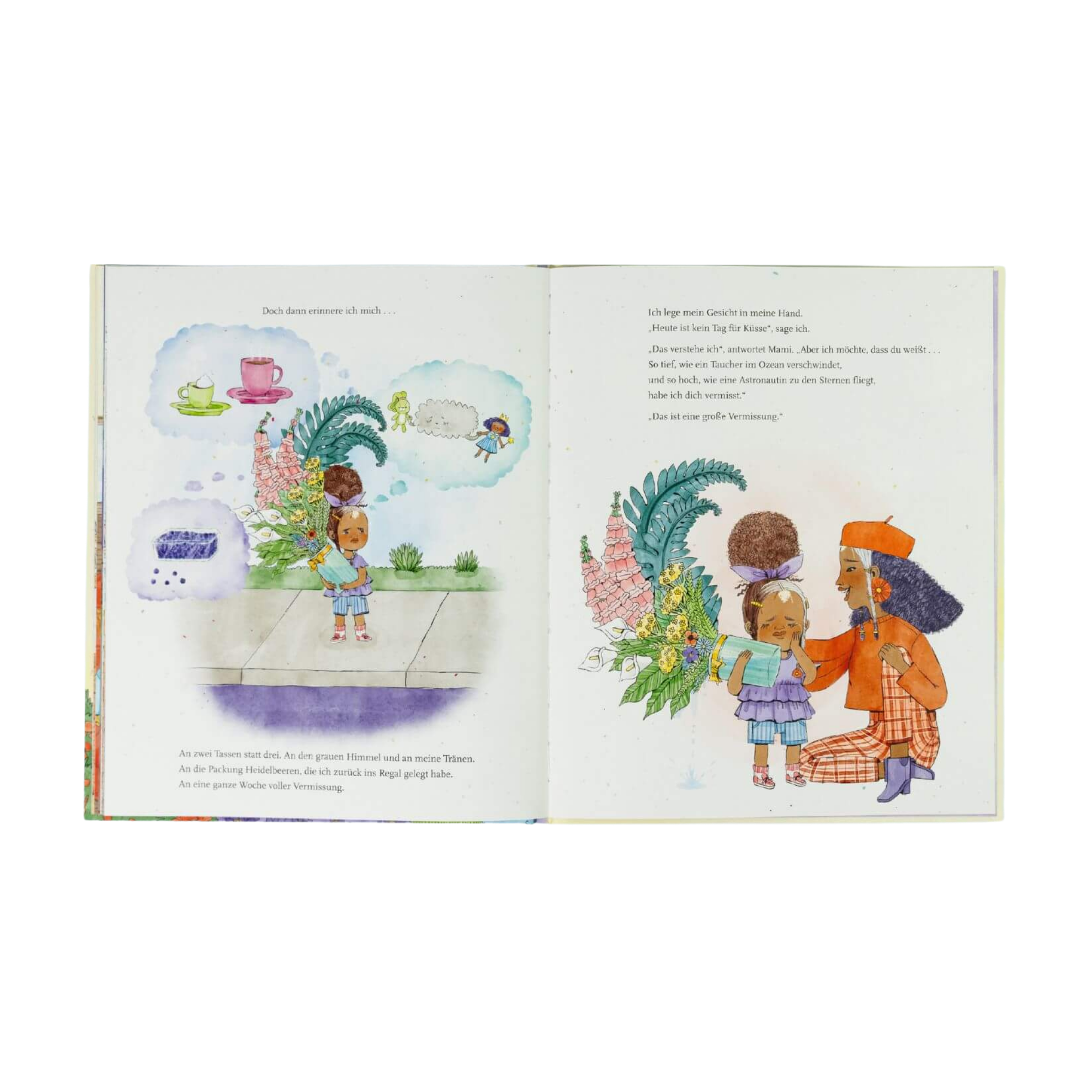 Das aufgeschlagene Buch "Mama und Mami und ich: Die große Vermissung" von Nina LaCour zeigt ein Kind und eine erwachsene Frau händchenhaltend zwischen Blumen, mit Gedankenblasen von Tee und Kuchen. Der Text thematisiert behutsam das Vermissen eines Elternteils während einer Trennung.