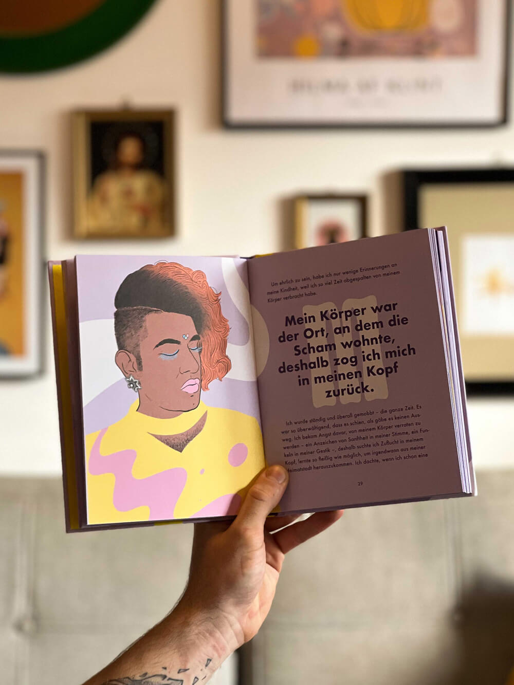 Eine Hand hält das Buch