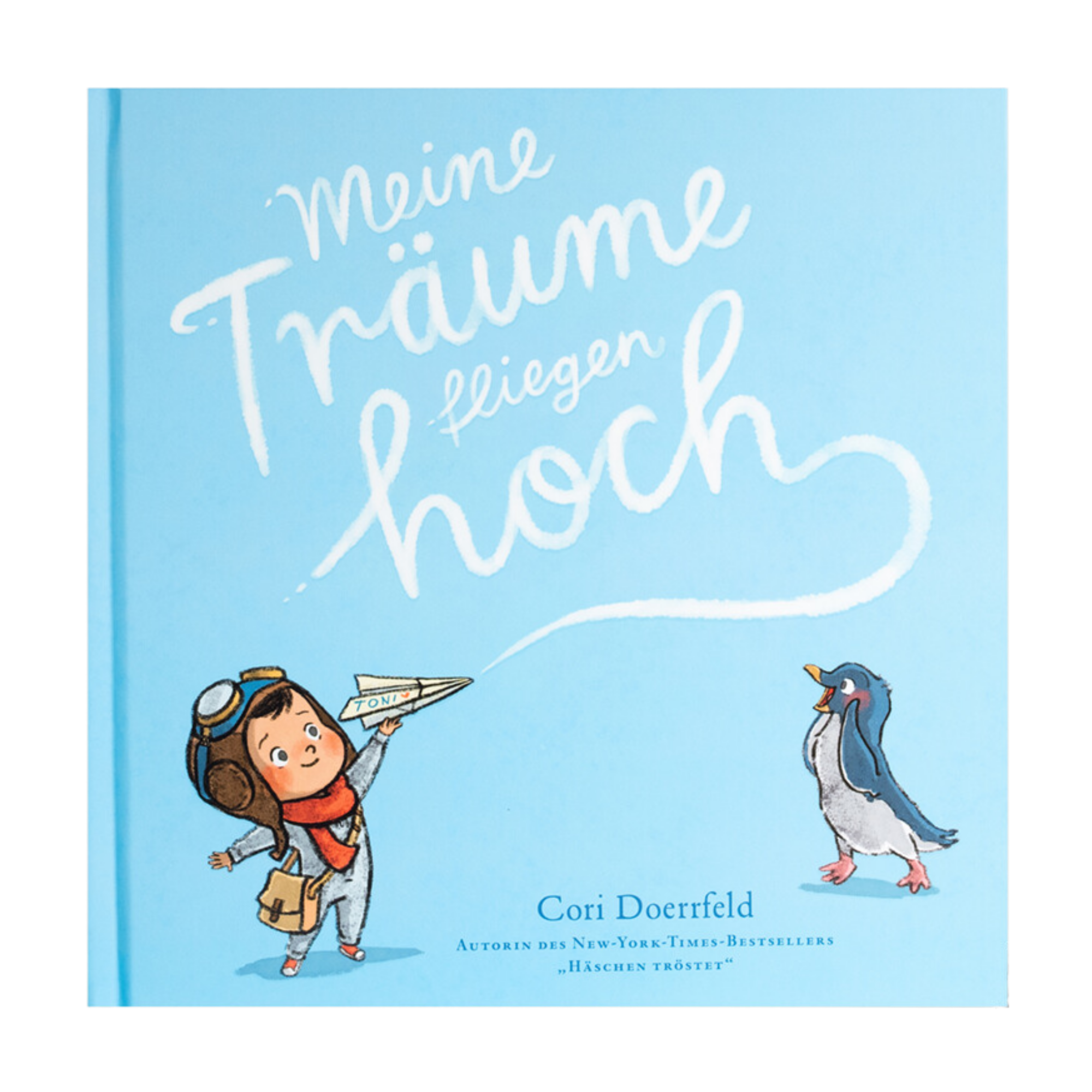 Das Cover des Kinderbuchs „Meine Träume fliegen hoch“ von Cori Doerrfeld zeigt ein Kind im Fliegeranzug mit rotem Schal und Fliegerbrille, das ein Papierflugzeug in die Luft hält. Daneben steht ein lächelnder Pinguin auf hellblauem Hintergrund.