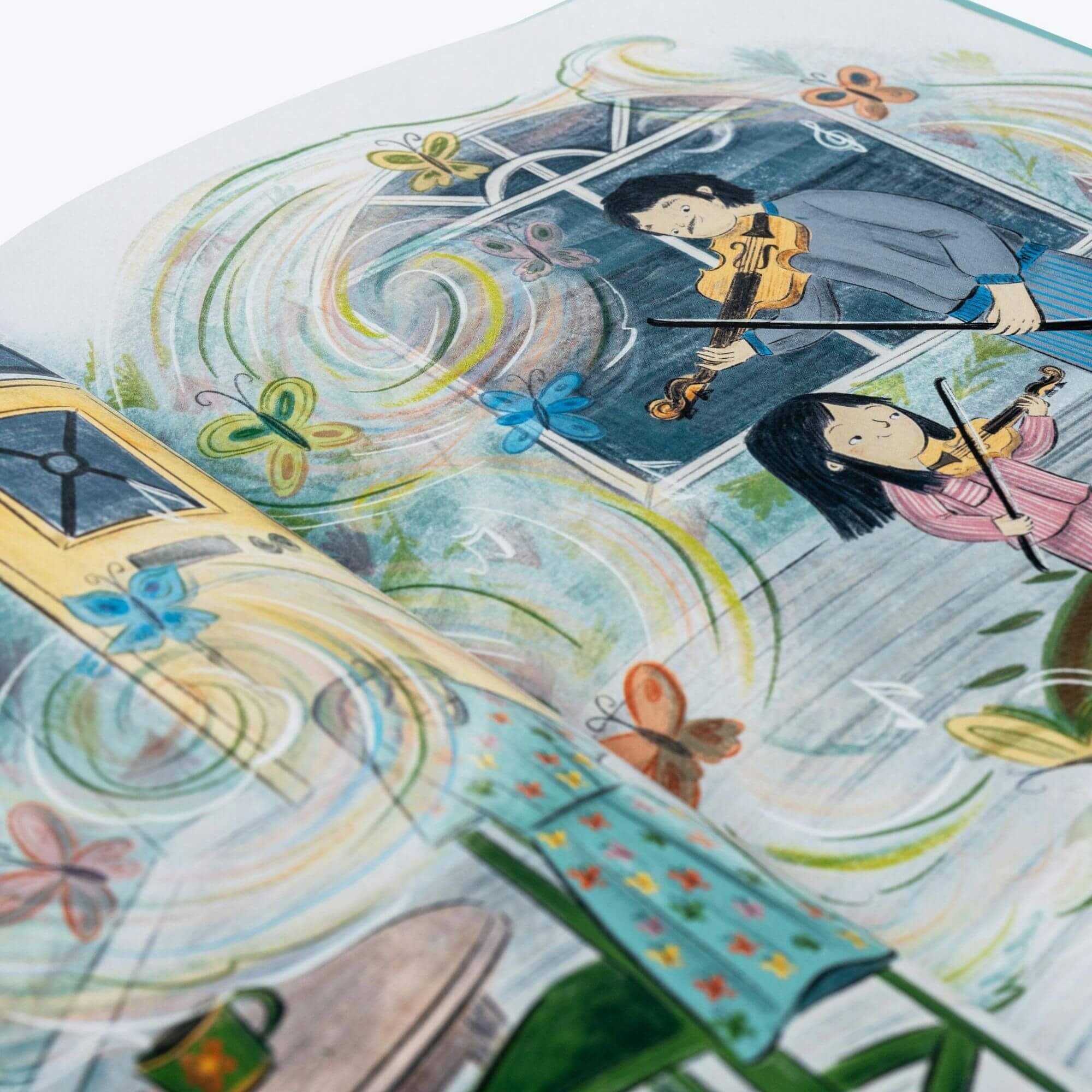 Illustration aus "Mut" von Wai Mei Wong: Eine erwachsene Person und ein Kind spielen drinnen in der Nähe eines Fensters Geige, mit bunten Schmetterlingen und wirbelnden Mustern, einem Tisch mit einer Tasse und einem grünen Stuhl im Vordergrund.