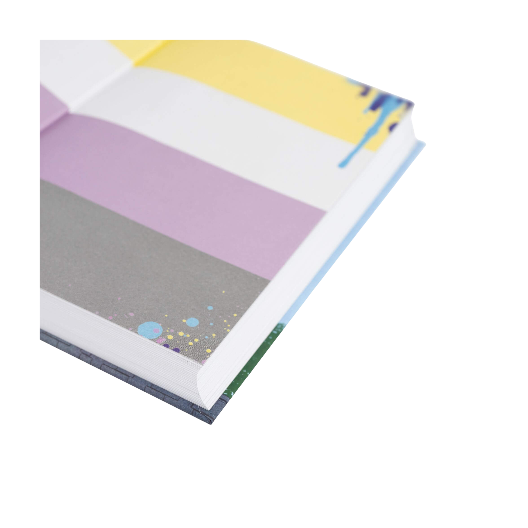 Ein aufgeschlagenes Buch mit dem Titel "Ich wünsch dir nur das Beste" von Mason Deaver zeigt Seiten mit breiten, horizontalen Streifen in Gelb, Lila, Grau und Weiß mit Farbspritzern - ein Hinweis auf die Nicht-Binärität, die im Buch behandelt wird.