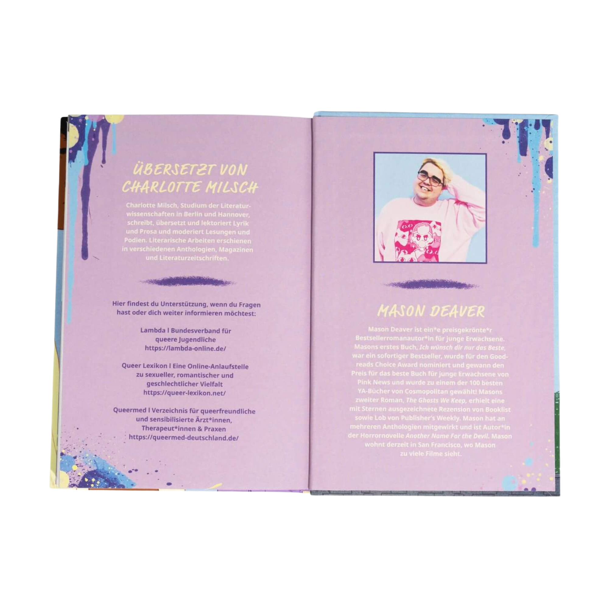 Ein aufgeschlagenes Buch mit dem Titel "Ich wünsch dir nur das Beste" von Mason Deaver hat ein lila Layout, das Charlotte Milsch als Übersetzerin hervorhebt. Die rechte Seite enthält ein Foto des Autors, eine Kurzbiografie und dekorative Farbkleckse in den Ecken.