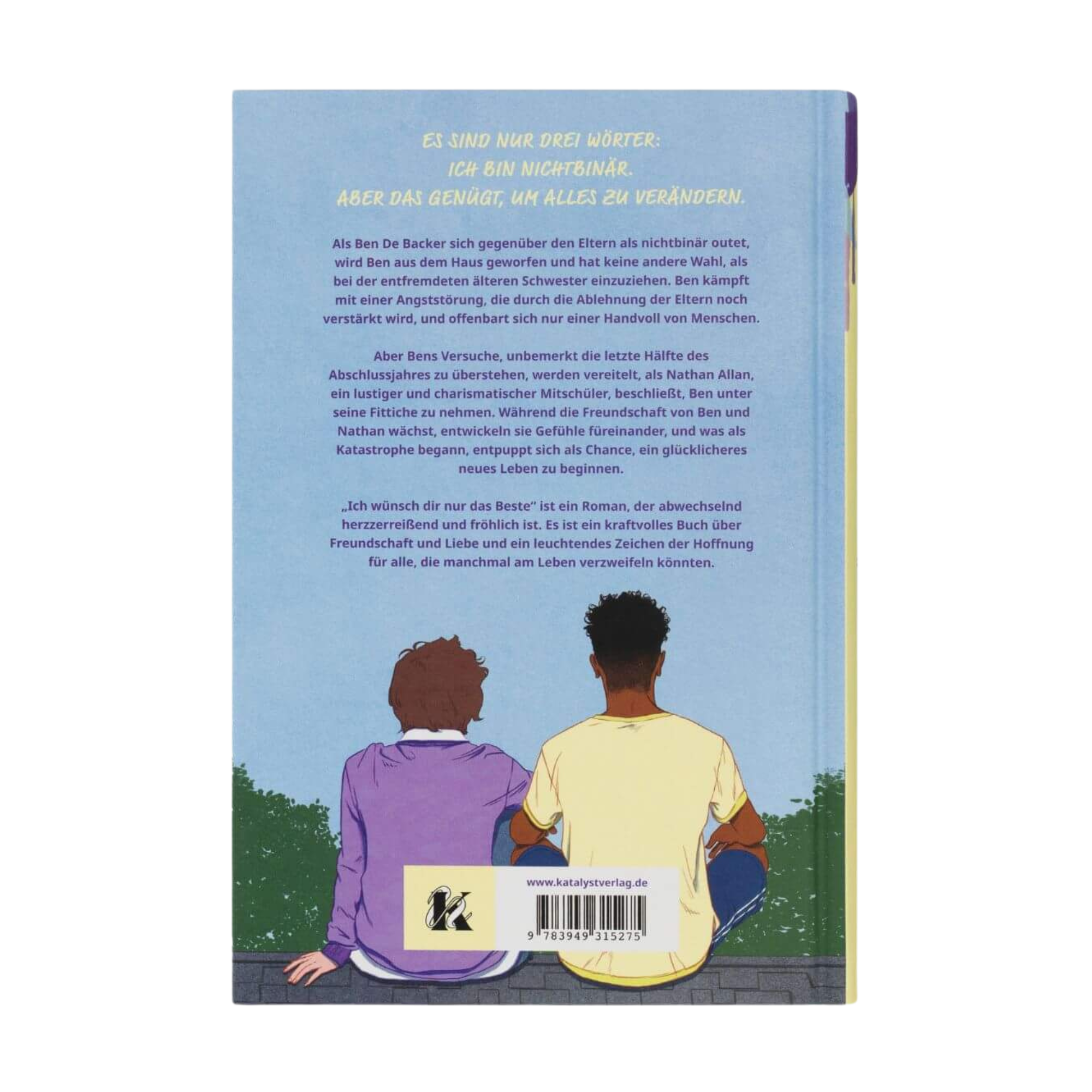 Zwei Menschen sitzen Seite an Seite auf dem Gras und blicken in den Himmel. Eine der beiden Personen identifiziert sich als nicht-binär. Über ihnen steht auf dem gelben Buchrücken "Ich wünsch dir nur das Beste" von Mason Deaver.