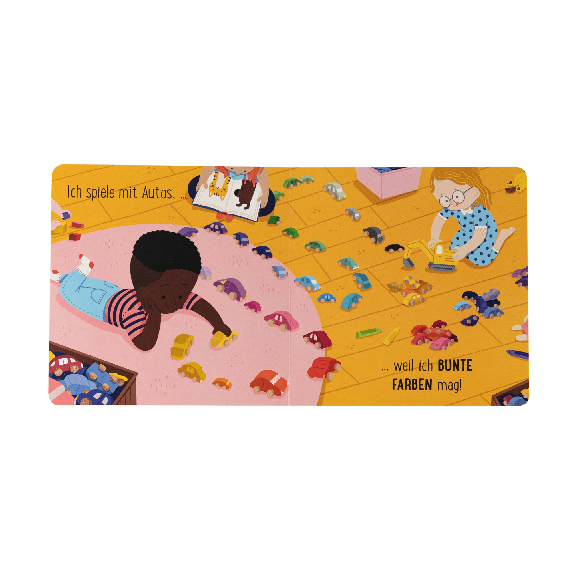 Ein Kind spielt auf einem rosa Teppich mit Susann Hoffmanns "Spielzeug ist für alle da!", während ein Erwachsener einer Katze aus einem Pappbilderbuch vorliest. Bunte Spielzeugautos liegen auf dem Holzboden verstreut. Der deutsche Text erscheint im Bild.