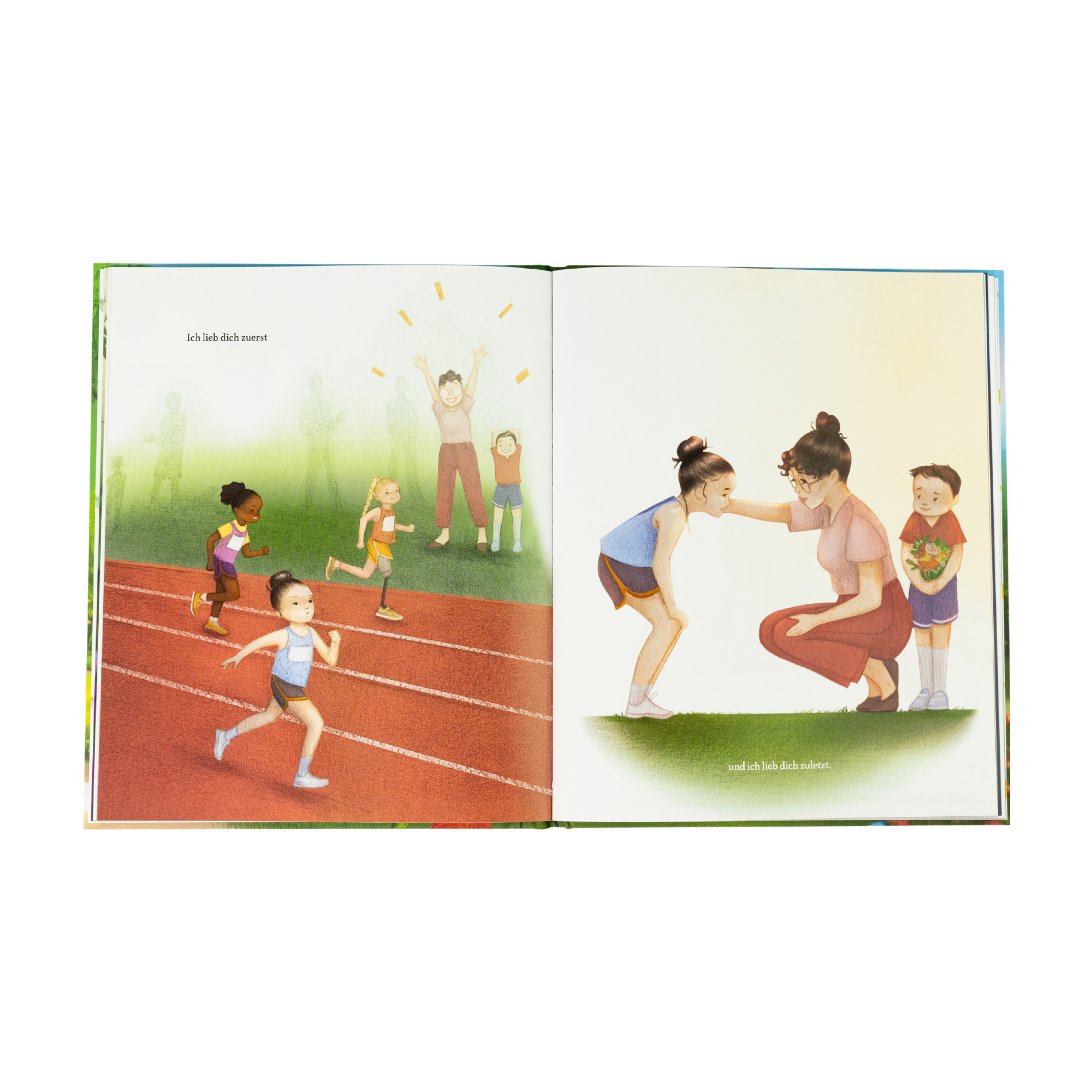 Eine Doppelseite aus Andrea Beatys Bilderbuch „Wie ich dich liebe“ zeigt links ein Kind, das ein Wettrennen gewinnt, während andere Kinder mitlaufen. Rechts wird sie liebevoll von einer erwachsene Person empfangen – mit der Textzeile: „Ich lieb dich zuerst … und ich lieb dich zuletzt.“ Eine zarte Szene über Stolz, Zuneigung und bedingungslose Liebe.