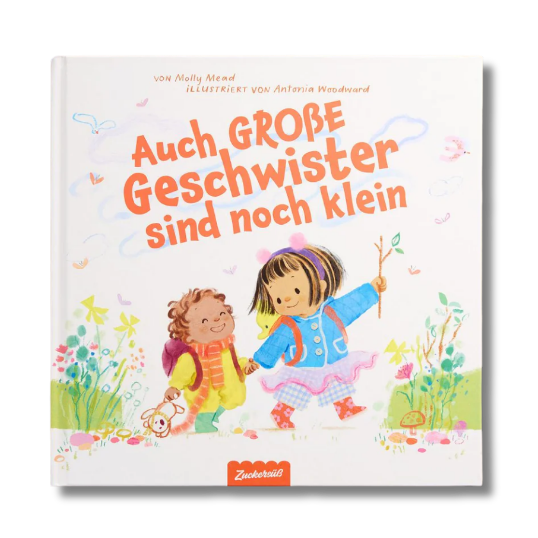 Zwei Kinder – eines mit lockigem Haar in einer gelben Jacke und das andere in einem blauen Kleid mit Zöpfen – lächeln, während sie gemeinsam auf dem illustrierten Cover von „Auch große Geschwister sind noch klein“, einem deutschen Bilderbuch des Zuckersüß-Verlags, spazieren gehen. Dieses herzerwärmende Kinderbuch beleuchtet auf einfühlsame Weise die Gefühle älterer Geschwister, während sie entdecken, was es bedeutet, Seite an Seite aufzuwachsen.