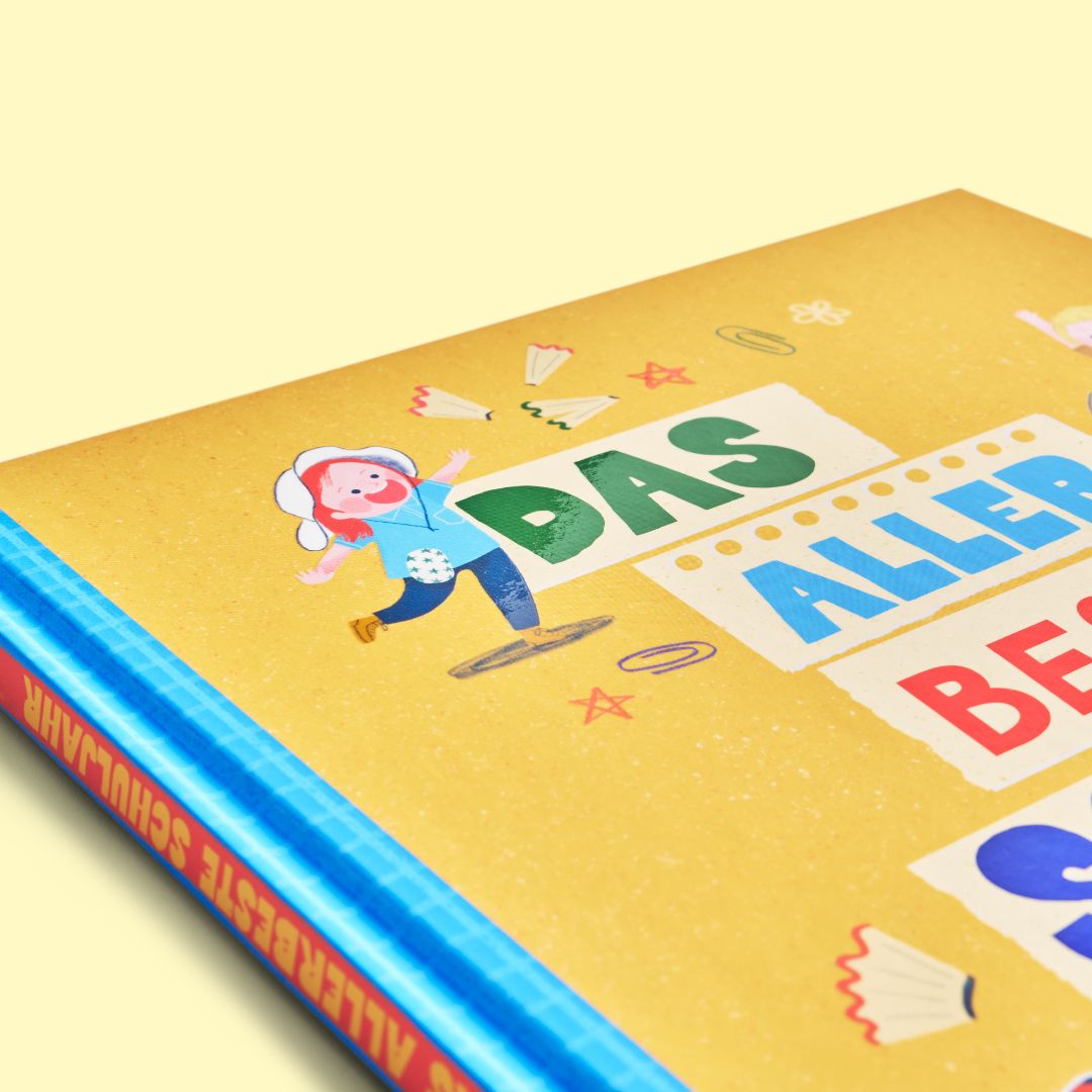 „Das allerbeste Schuljahr“ vom Zuckersüß Verlag ist ein farbenfrohes Kinderbuch mit gelbem Einband und verspielten Illustrationen wie einem Comic-Kind, Büchern und Stiften – perfekt für spannende Abenteuer im Schulalltag.