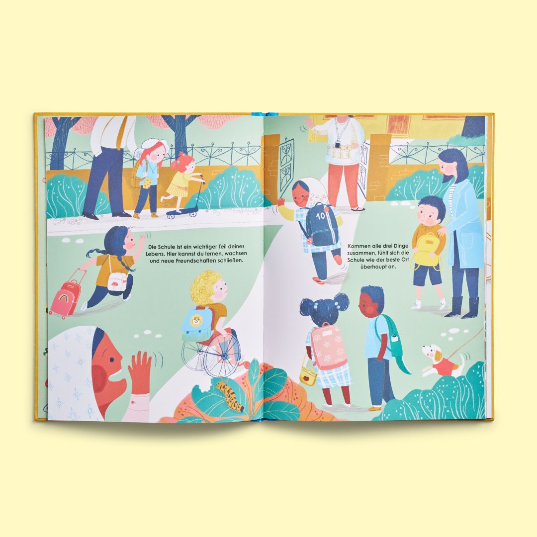 Eine Doppelseite aus dem Buch „Das allerbeste Schuljahr“ des Zuckersüß-Verlags zeigt verschiedene Kinder und Eltern vor der Schule. Sie winken, fahren Fahrrad oder gehen durch grüne Anlagen. Unten auf jeder Seite steht ein deutscher Text über den Schulalltag.