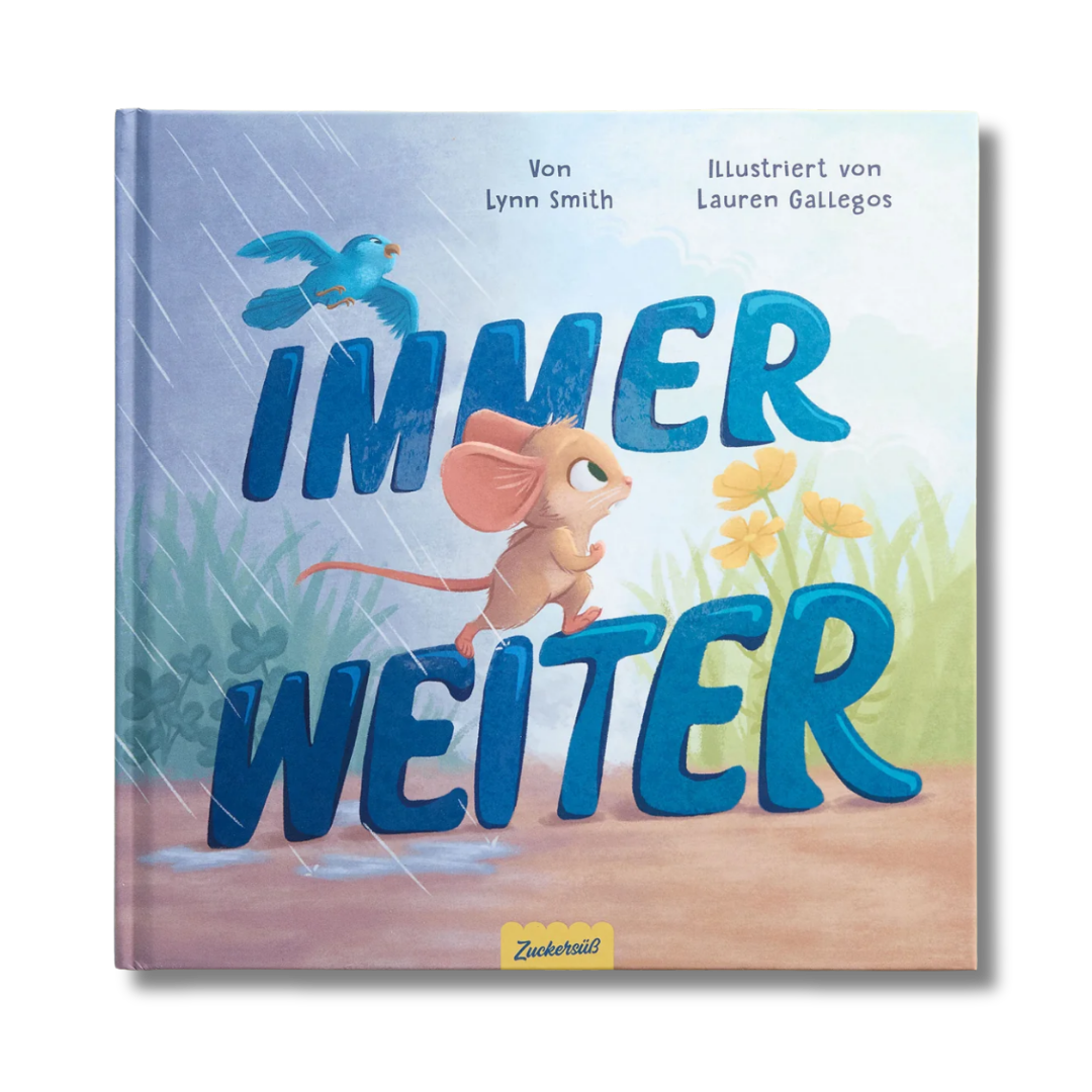 Auf dem Cover des Kinderbuchs „Immer weiter“ vom Zuckersüß Verlag ist eine Maus zu sehen, die im Regen läuft, während ein blauer Vogel über ihr schwebt. Der Titel „IMMER WEITER“ ist in großen blauen Buchstaben geschrieben, und die Namen des Autors und des Illustrators sind oben angegeben. Dieses Mutmachbuch ist ein wunderbares Kinderbuch über Gefühle, das Kindern hilft, mit ihren Emotionen umzugehen.