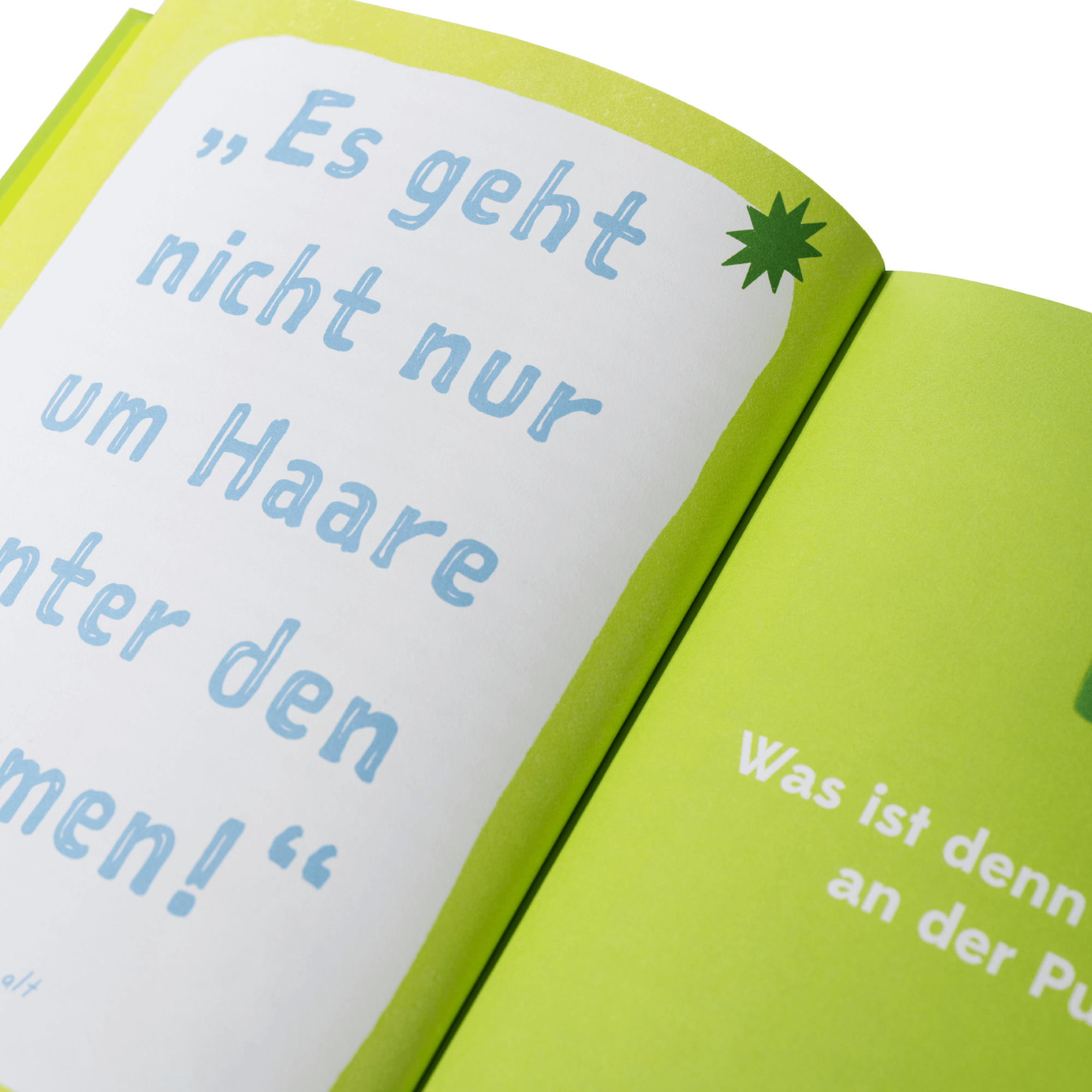 Ein aufgeschlagenes Buch mit grünen Seiten aus dem Pubertäts-Starterpaket des Zuckersüß Verlags zeigt einen deutschen Text in einer lustigen, fetten Schrift: "Es geht nicht nur um Haare unter den Armen!" und Teiltexte: "Was ist denn an der Pubertät dran?.