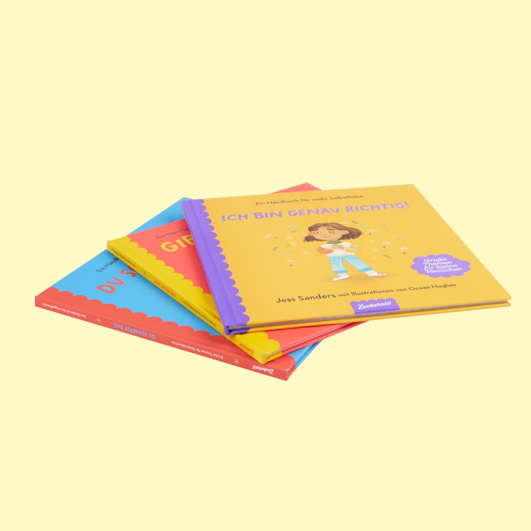 Drei farbenfrohe deutsche Kinderbücher aus dem „School Starter Pack“ des Zuckersüß-Verlags sind auf einem hellgelben Hintergrund gestapelt. Das oberste Buch, „Ich bin genau richtig!“, stärkt das Selbstvertrauen und zeigt auf dem Cover ein fröhliches Mädchen mit Blumen.